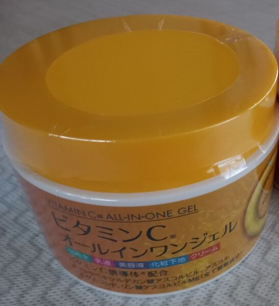 1個★ビタミンC オールインワンジェル 180g ★1個★角質層まで浸透。乾燥によってくすんで見える肌に潤いとハリ・ツヤを。