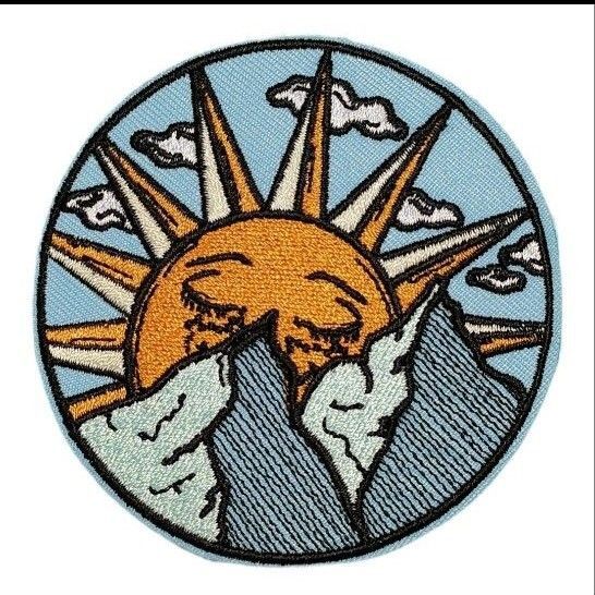 T-16【 アイロンワッペン 】 刺繍ワッペン ワッペン 太陽 お日様 おひさま サン SUN 山 マウンテン Mountain