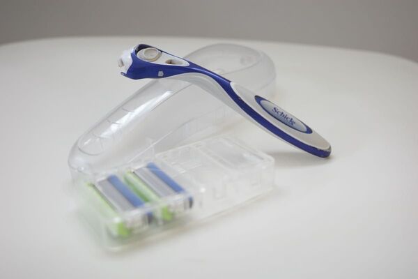 Schick Hydroカミソリ 剃刀 ひげ剃り ホルダー 本体 替刃プレミアム 2個 新品 カミソリケース