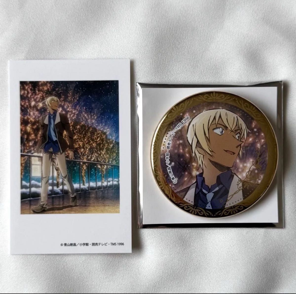 名探偵コナン トムス 黄昏 缶バッジ フォトカード 安室透 名探偵コナン】＜黄昏時ver.＞ グッズ販売 | トムスショップ