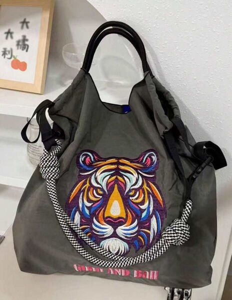 黒☆白 ストラップ付き 虎 タイガー 刺繍 エコバッグ ショルダーベルト付 刺繍 斜めがけ グレー Msize