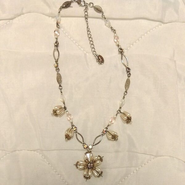 お花の人工パールとビーズのシルバーネックレス