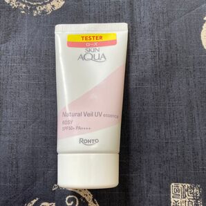 テスター スキンアクア ナチュラルベールUVエッセンス ロージー SPF50+ PA++++
