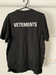 vetements ヴェトモン　Tシャツ　黒　バックロゴ