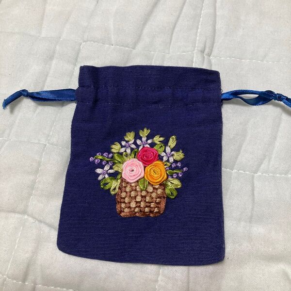 ハンドメイド 刺繍巾着袋 ネイビー お花 花籠 花束 薔薇 バラ 特注したお品 紺色 きんちゃく ポーチ リボン刺繍