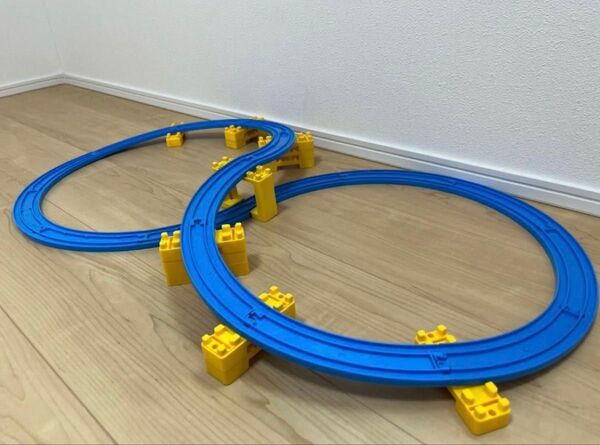 プラレール レイアウト ループ レール 橋脚 8の字