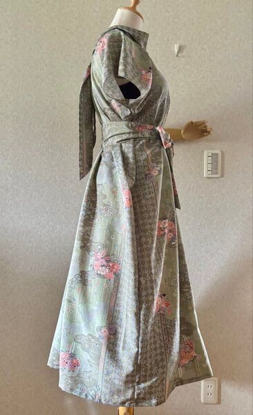 着物リメイク 小紋 正絹 グリーン系 ワンピース イレギュラーヘム フレンチスリーブ★草色暈し染 雲取 花紋様★両面着用 リボンS