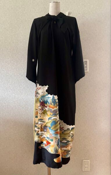 着物 リメイク 正絹 アンティーク 黒留袖 両面着用 125㌢ アンシンメトリー ワンピース ★金駒 大名23人物紋様★作家物落款