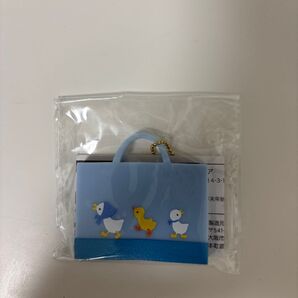 【新品】ファミリア カプセルトイ ガチャ バッグ ファミちゃん ガチャガチャ キーホルダー カプセルアヒル ブルー