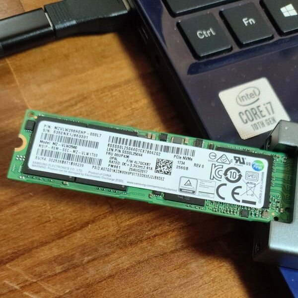 お買い得品 SAMSUNG NVMe SSD 256GB 使用少ない。