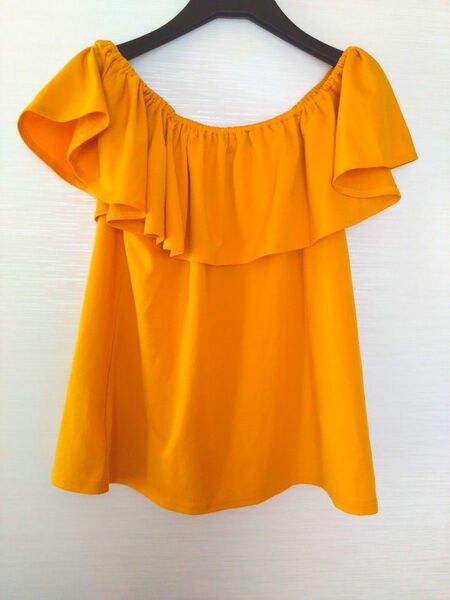 在庫処分セール 美品 セシルマクビー オフショルダー 黄 半袖 フリル付き M 春夏秋 人気