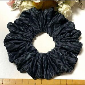 ハンドメイドシュシュ☆ヒョウ柄グレー