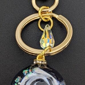 【No.318】宇宙玉レジンキーホルダー ハンドメイド クラッシュオパール 人工オパール 渦巻き スワロフスキー 25mm球