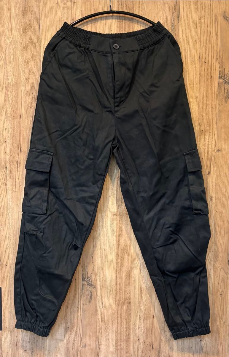 黒のカーゴパンツ ゴムウエスト レディース