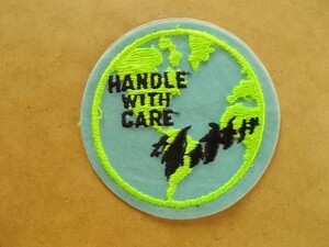 80s ペンギン地球 『取り扱い注意』HANDLE WITH CARE 刺繍ワッペン/丁寧A環境エコ名言ビンテージ雑貨パッチUSAアップリケUSジョーク v129