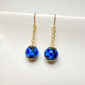 ゆらゆら揺れる蓄光ホタルガラスのチェーンピアス(コバルトブルー)