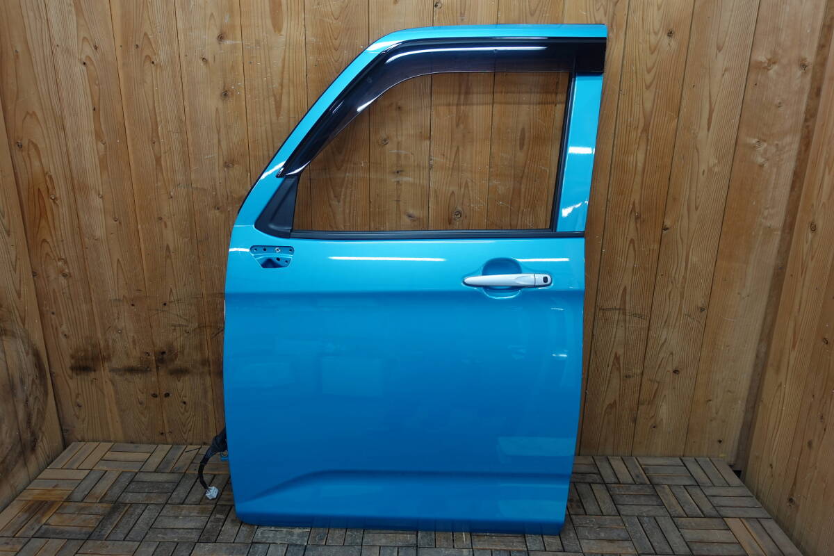 ルーミー　M900A　フロントドア右　管理番号　4589