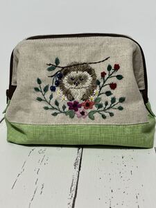 ハンドメイド+ガバッと開くファスナーポーチ+ハリネズミさん+ブルーベリー+手刺繍+ワイヤーポーチ