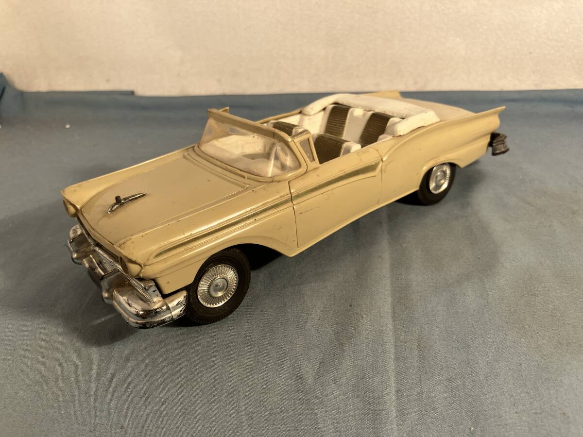 1/18フォード フェアレーン500 オープン 1958 レッド/ブラック 2025年