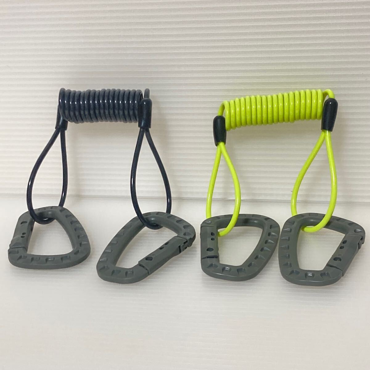 車用ロッドホルダー　2個セット　ケーブル式　カールロープ式　取外し楽々　カラビナ