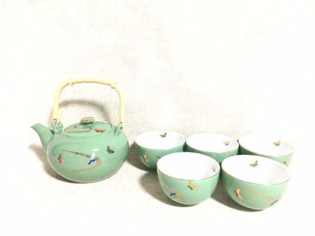 茶器セット（翡翠） SHIFUKU』 翡翠で丁寧に彫り上げられた小さな茶器セット。黄金色