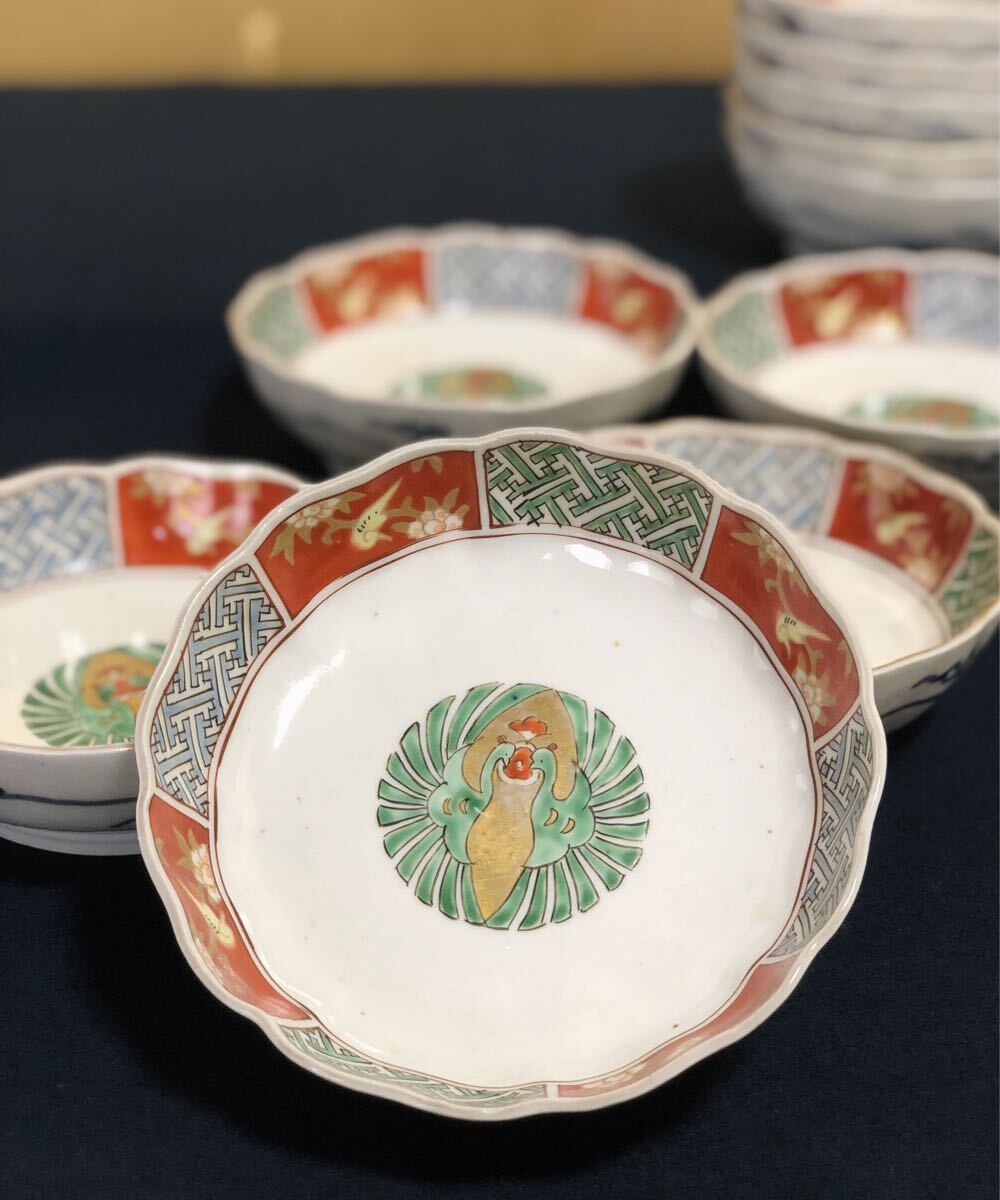 ラスト価格‼️大泉窯、伊万里錦、孔雀デザインの陶磁器皿 、桐乃木箱入り ラスト価格‼️大泉窯、伊万里錦、孔雀デザインの陶磁器皿 、桐