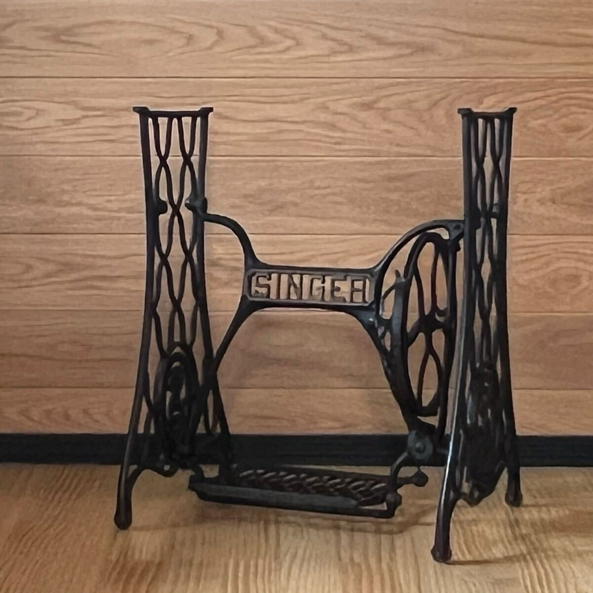 シンガーミシン脚、ミシン脚、アイアンミシン脚、テーブル脚 ファンにはたまらない！SINGERのミシン台、アイアン脚がオシャレ