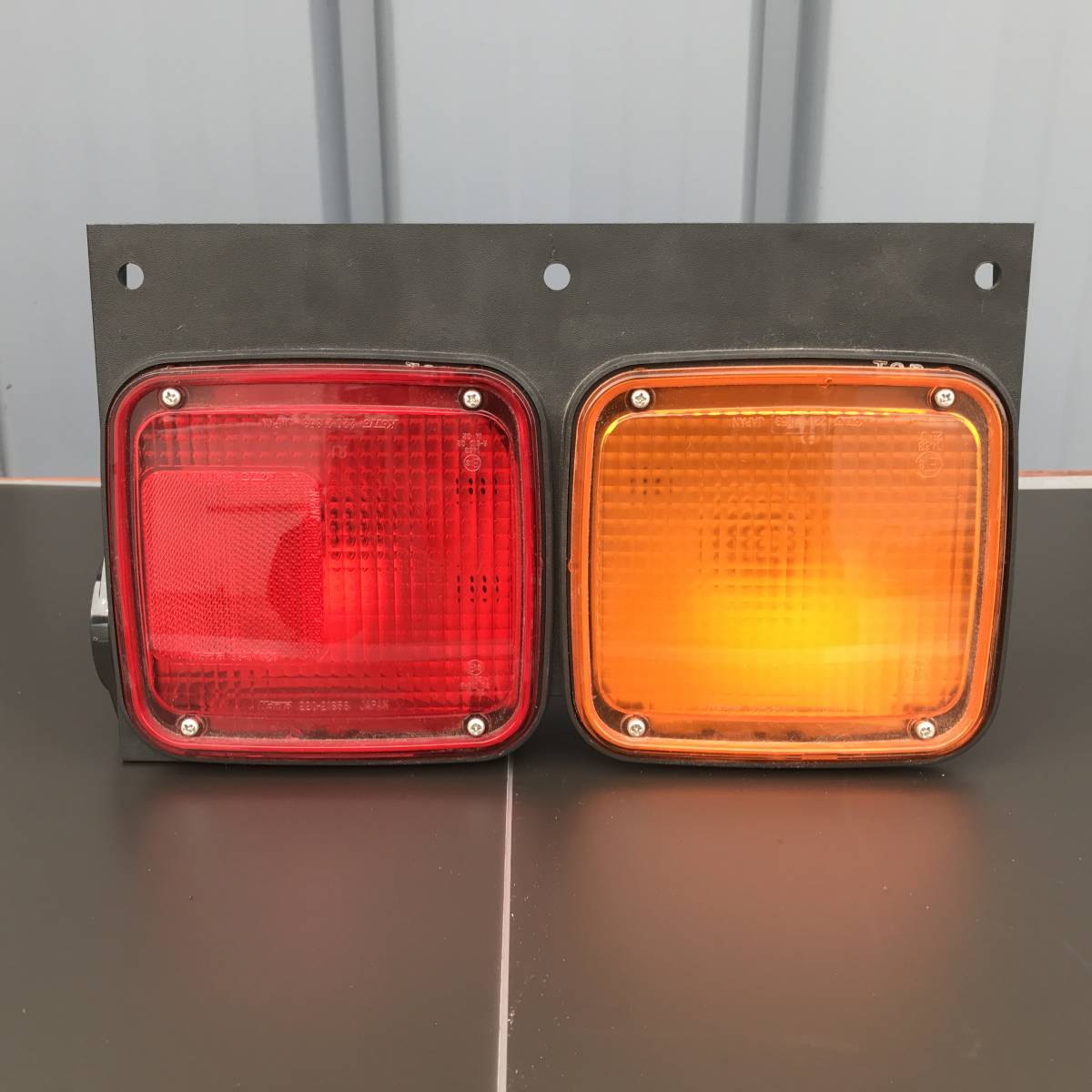 いすゞ ギガ 左テールランプ 中古 2連 KOITO レンズひび有 いすゞ ギガ 左テールランプ 中古 2連 KOITO レンズひび有