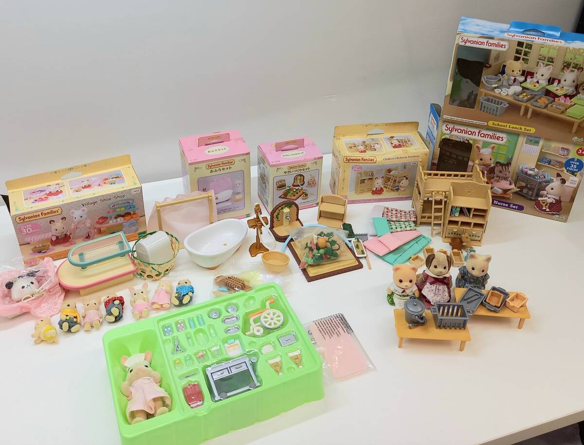 シルバニアファミリー - まとめ売り　ジャンク品含　シルバニアファミリー  大量【車&amp;家具&amp;お人形&amp;小物】 Yahoo!オークション - シルバニアファミリー お人形まとめ売り