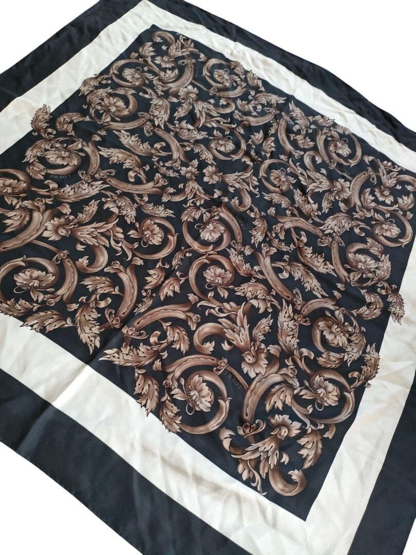 ロエベ 大判シルクスカーフ　140✖️140 ロエベ 大判シルクスカーフ 140✖️140 ☆希少☆【国内即発/在庫