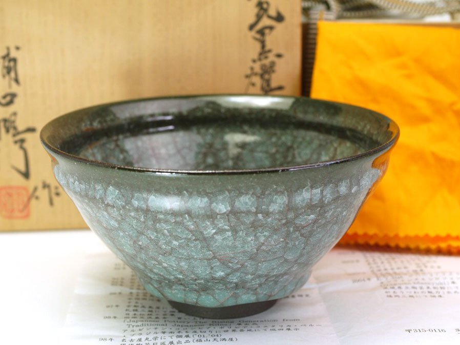 浦口雅行　海松瓷黒輝砕ぐい呑　共箱、共布、しおり 浦口雅行 海松瓷黒輝砕ぐい呑 共箱、共布、しおり - メルカリ