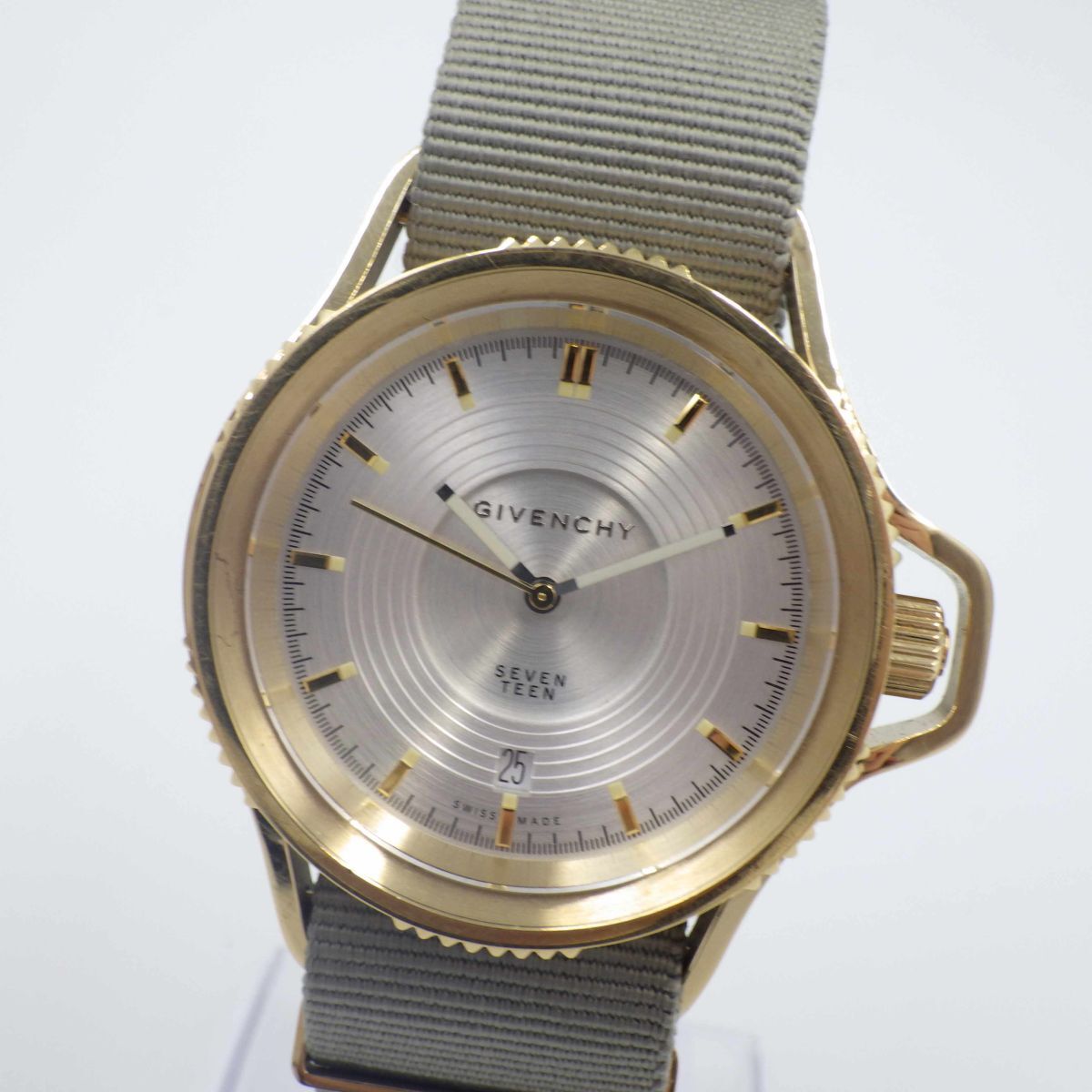 専用543【美品】 GIVENCHY 時計レディース　30Pダイヤ　シェル文字盤 GIVENCHY（腕時計）のフリマアイテム一覧
