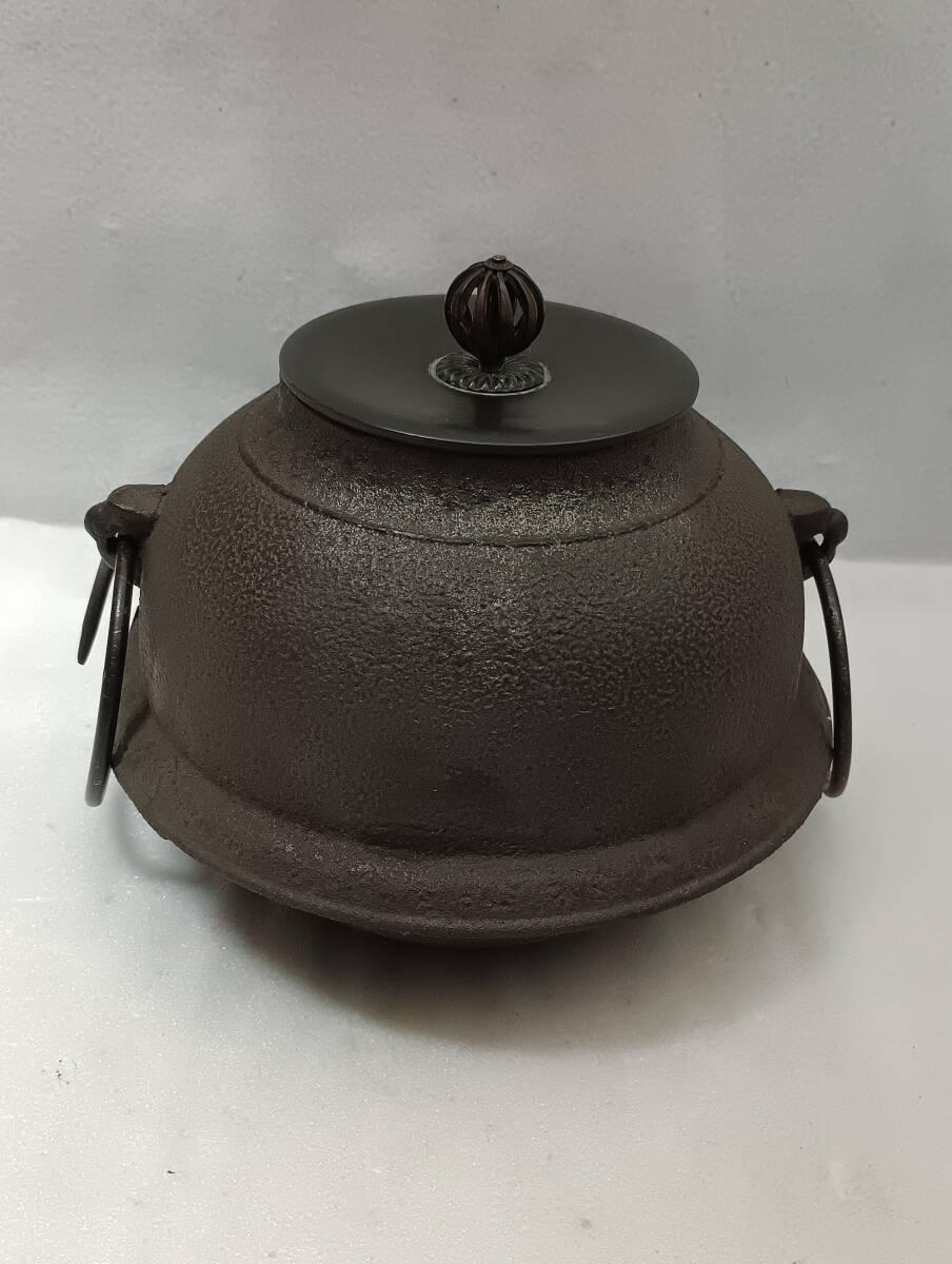 お値下げ☆新品 未使用商品【茶道具 茶釜 】真形釜漆 茶道具 箱書きあり木箱付き 茶道具 釜 真形釜 浜松紋 加藤 了三 作 茶道 09-6130 : 月香園