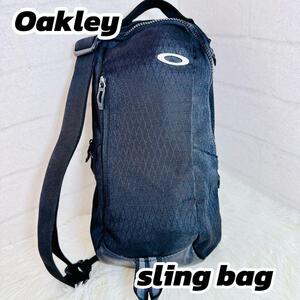 美品OAKLEY ワンショルダーバッグ スリングバッグ 黒 Y2K