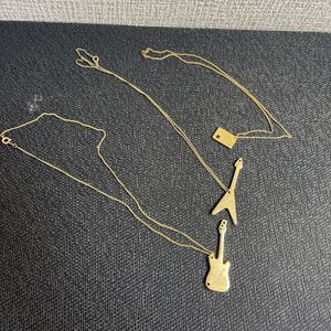 アクセサリー/ペンダント/ネックレス/3個/ゴールド/ギター 型/フライングV 型/QUEEN/ACCEPT/Whitesnake./ロック/バンド/ミュージシャン
