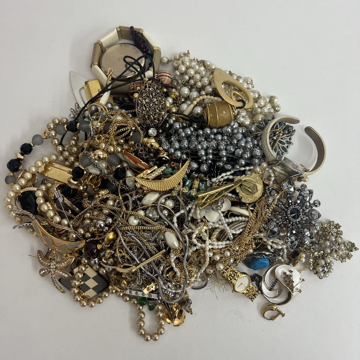 遺品整理　アクセサリーまとめ売り　大量　1キロ以上 アクセサリー 大量 まとめ売り 遺品整理 - メルカリ