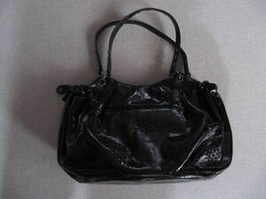 Красивая сумочка <Michelle Klein MICHEL KLEIN> из лакированной кожи с эмалью черного цвета.