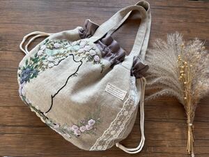 巾着トートバッグ ハンドメイド ◎手刺繍薔薇猫 ぷっくり丸型巾着バッグ リネン100%