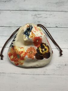 ハンドメイド☆きんちゃく袋 ベージュ お花 フラワー ちょうちょ