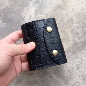 【ハンドメイド】アンティーク調クロコ型押し革と黒ヌメ革の掌サイズのコンパクトウォレット
