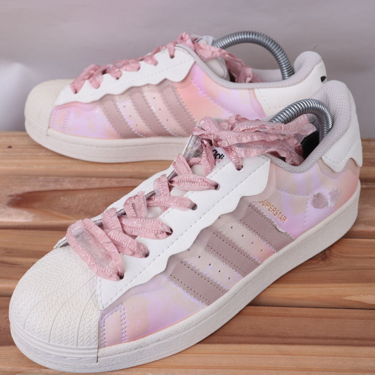 新品未使用　adidas original アディダス スーパースター25㎝ 3/5 発売！ブランドのDNAを覆す大胆なコントラストカラーを