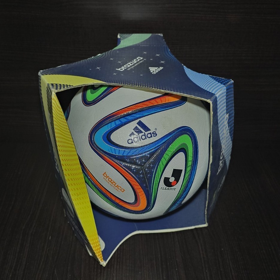 サッカーボール5号球　マッチデー　公式球 ブラズーカ　adidas Amazon | adidas(アディダス) ブラズーカ トレーニング5号球