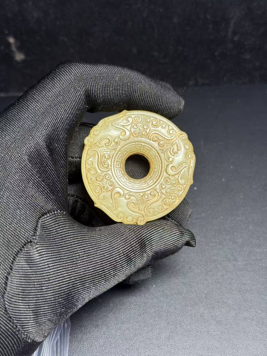 中国古美術・和田玉臂輪・和田玉製・細密彫・白玉彫・根付・裝身具・賞物・時代物 中国古美術・和田玉臂輪・和田玉製・細密彫・白玉彫・根付・裝