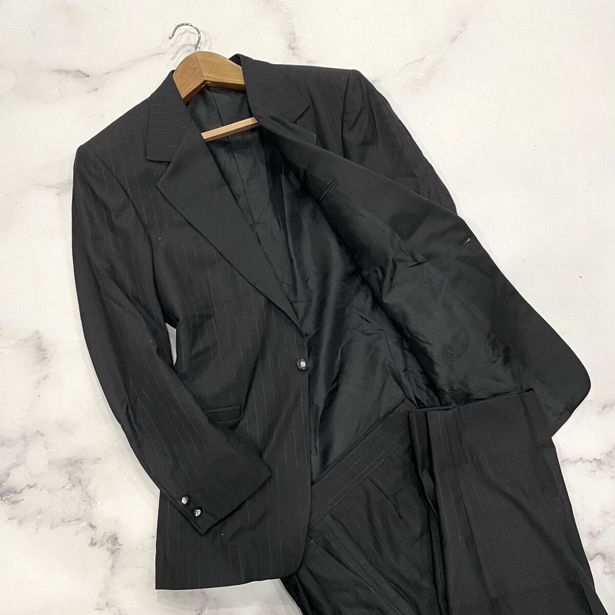 【極美品】ヴェルサーチ　VERSACE セットアップ　スーツ　超希少50XL 黒 GIANNI VERSACE(ジャンニヴェルサーチ) セットアップスーツ