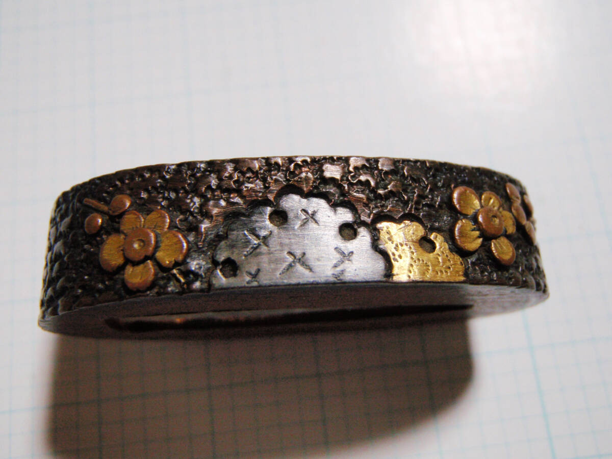 387 柄、縁頭、目貫、鍔、刃履、切羽、四分一縁頭、銅目貫、象嵌入鉄鍔他です。 日本刀の鐔・鍔｜山銅地阿弥陀鑢四方猪目透｜日本刀専門店・東京