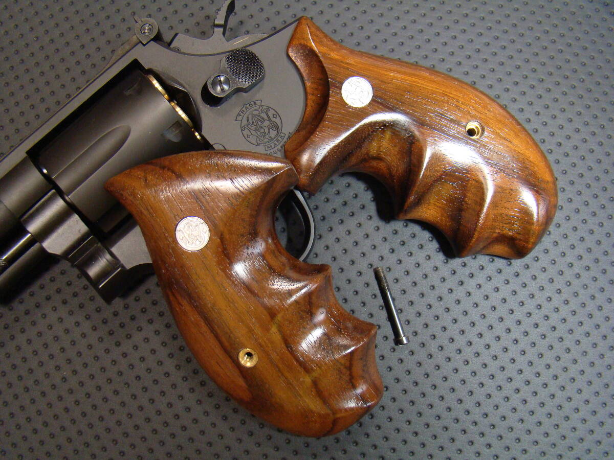 S&W Kフレーム用 実物 メダリオン付き コクサイ MGC タナカ S&W Kフレーム用 木製グリップ メダリオン付き コクサイ MGC