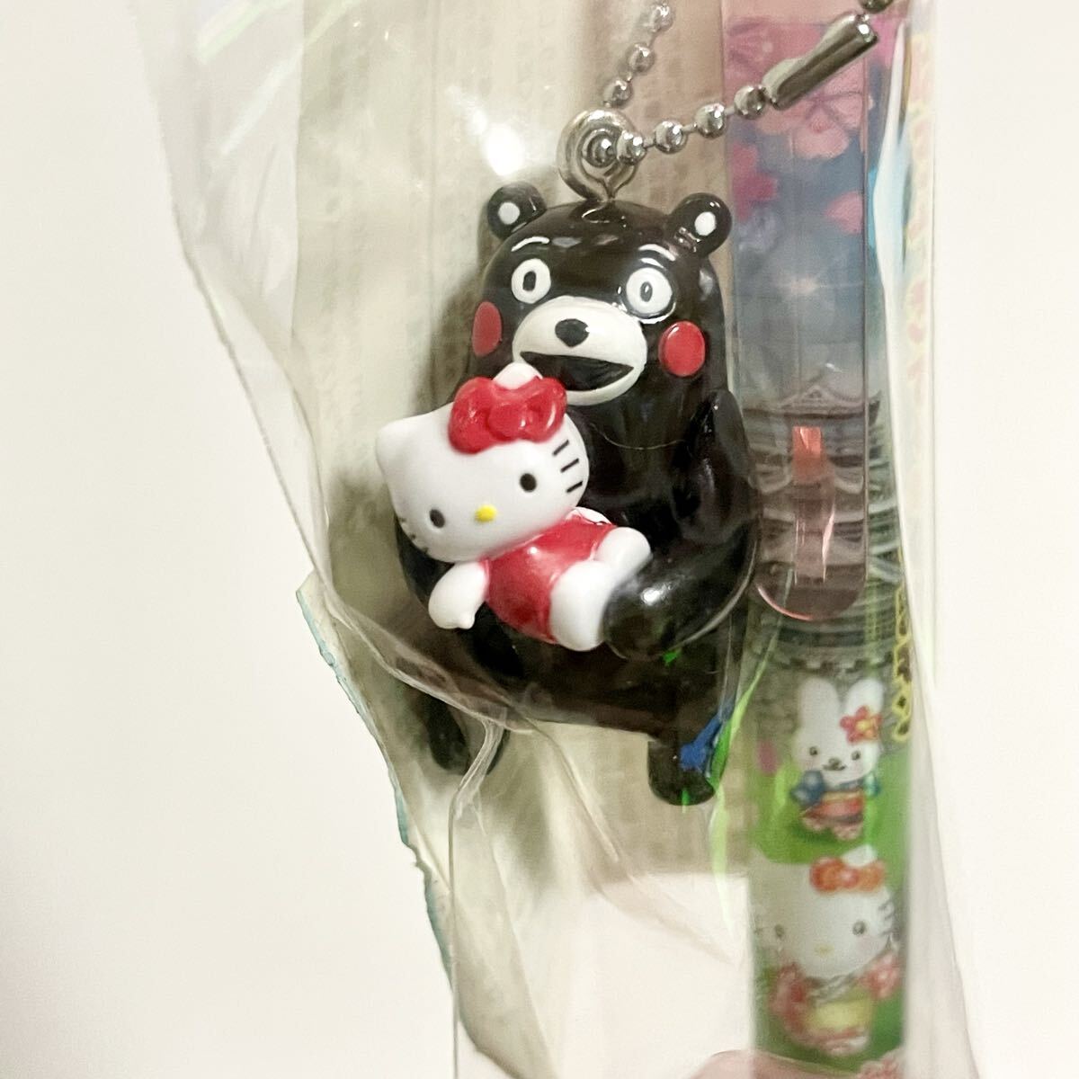 ハローキティ　くまモン　着ぐるみ　マスコット　ぬいぐるみ　キーホルダー ハローキティ」が「くまモン」になりきり | 株式会社あすなろ舎