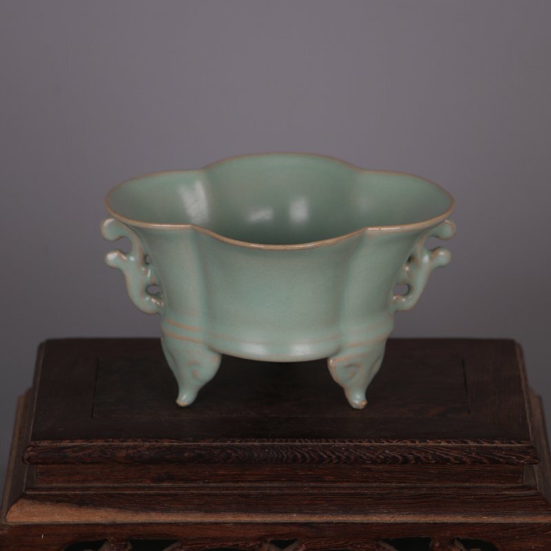 中国古美術・旧蔵の磁器・三彩壺・置物・書道具・茶道具・文房具・賞物 粉彩百鹿図双耳壺 | 景徳鎮窯 | 収蔵品詳細 | 作品を知る | 東京