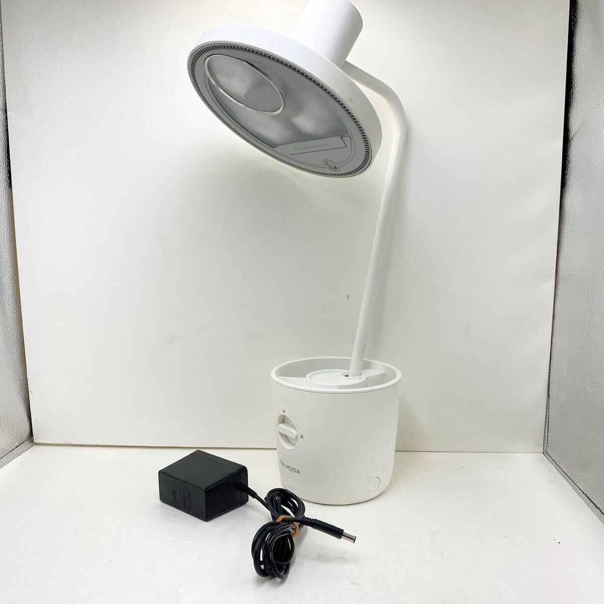 【中古美品】バルミューダ BALMUDA The Light ホワイト+箱付き thelight.jpg
