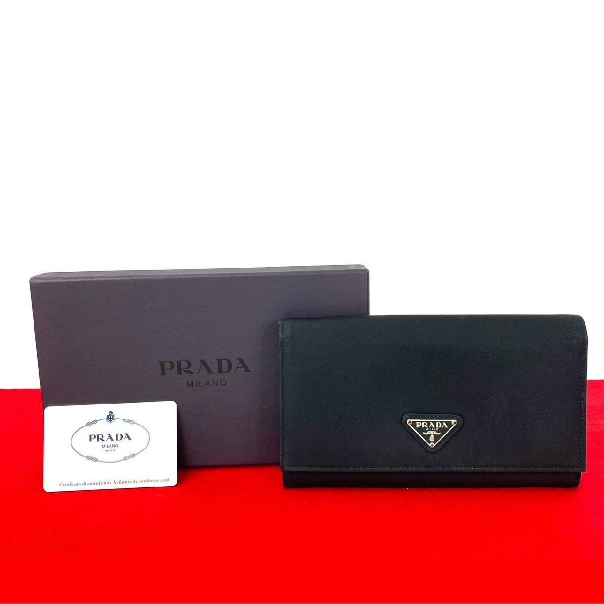 【美品✨】プラダ 二つ折り財布 三角ロゴ ナイロンレザー 黒ラウンドファスナー 美品✨プラダ 三角ロゴ 金具 サフィアーノレザー 二つ折り 財布